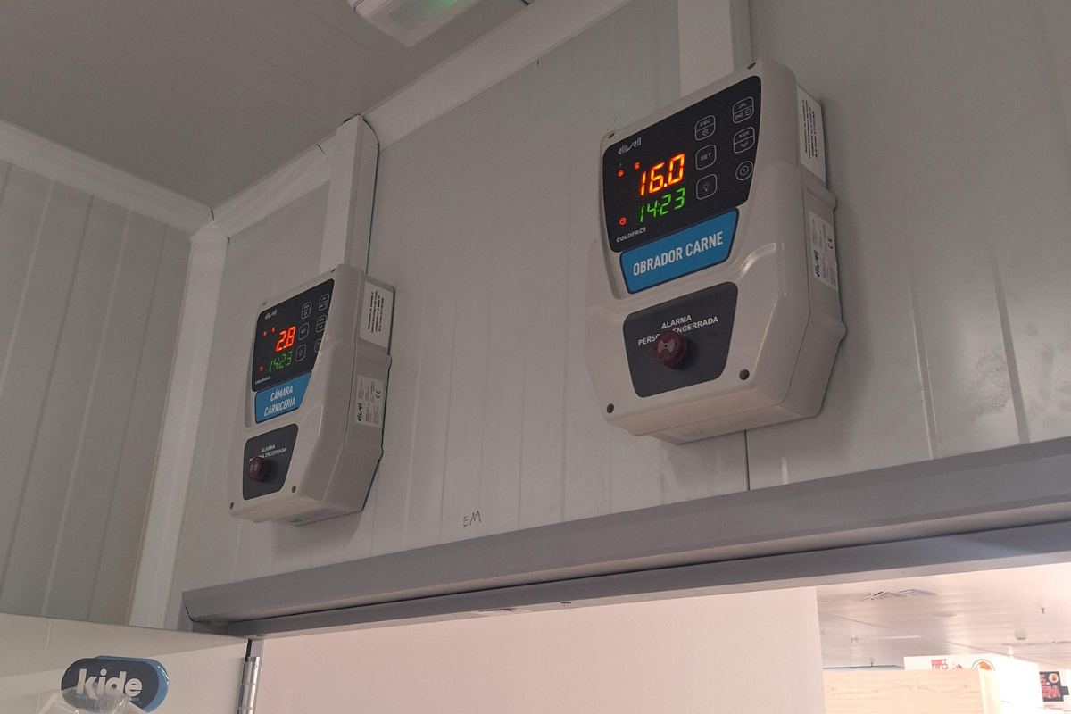 Caixas de controlo personalizadas da Eliwell Ibérica para o controlo e gestão da temperatura no supermercado Family Cash, em Jávea. 