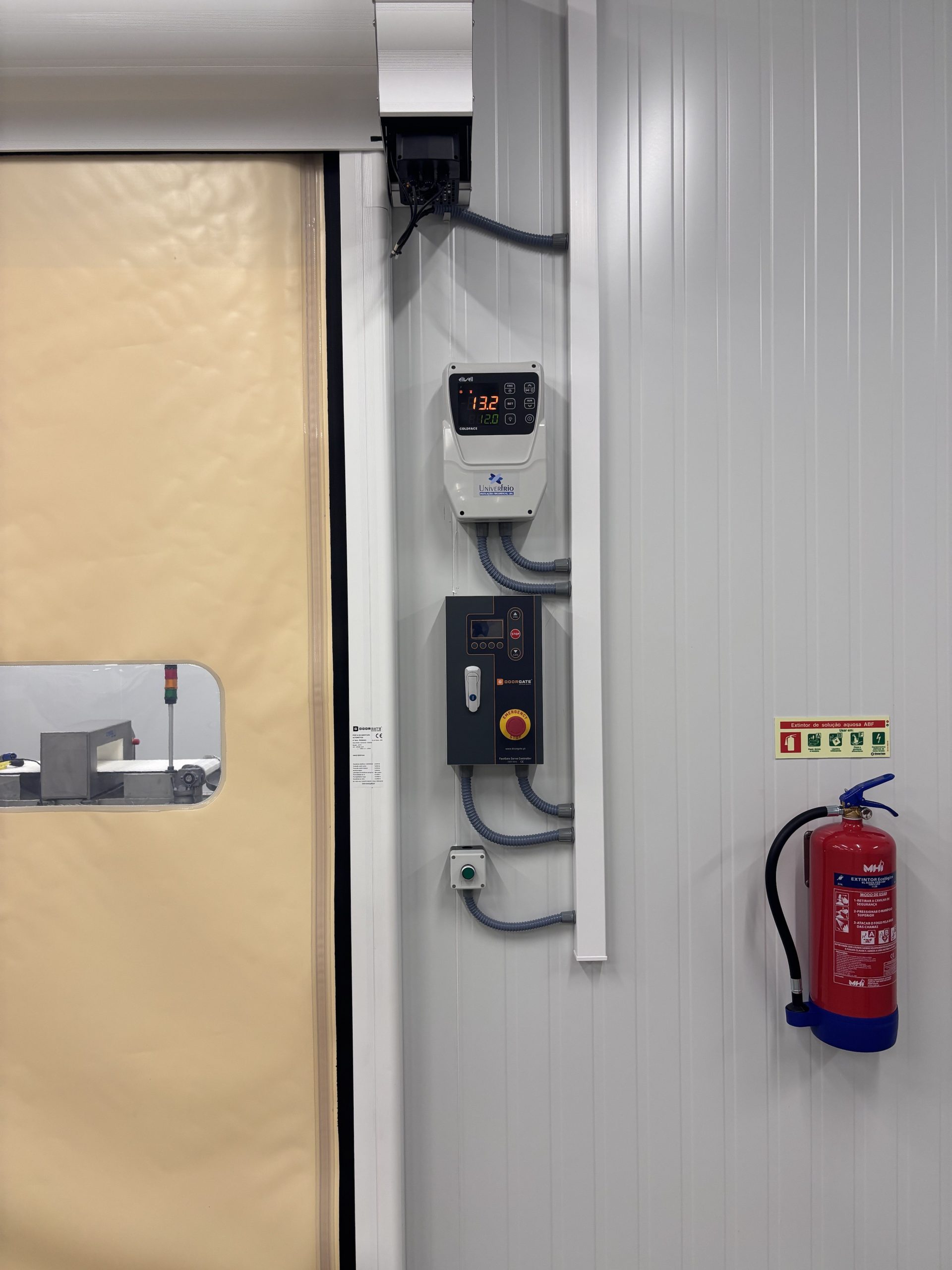 cajas KDX de Eliwell en la entrada de una cámara de refrigerados de una fábrica de embutidos en Portugal