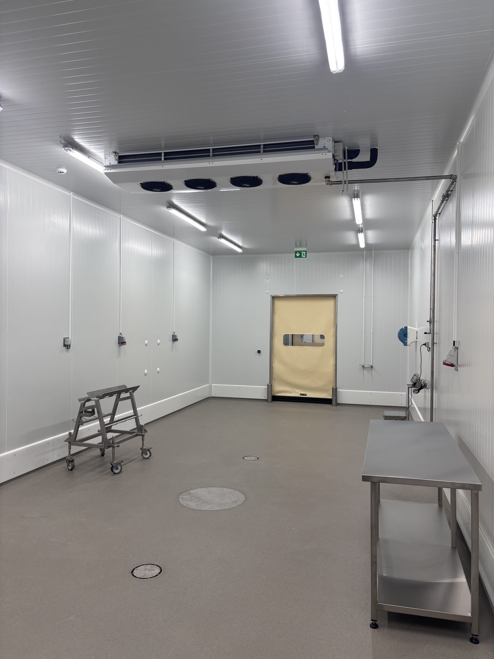 interior de una cámara de refrigerados de una fábrica de embutidos de Portugal con control y gestión de la temperatura Eliwell