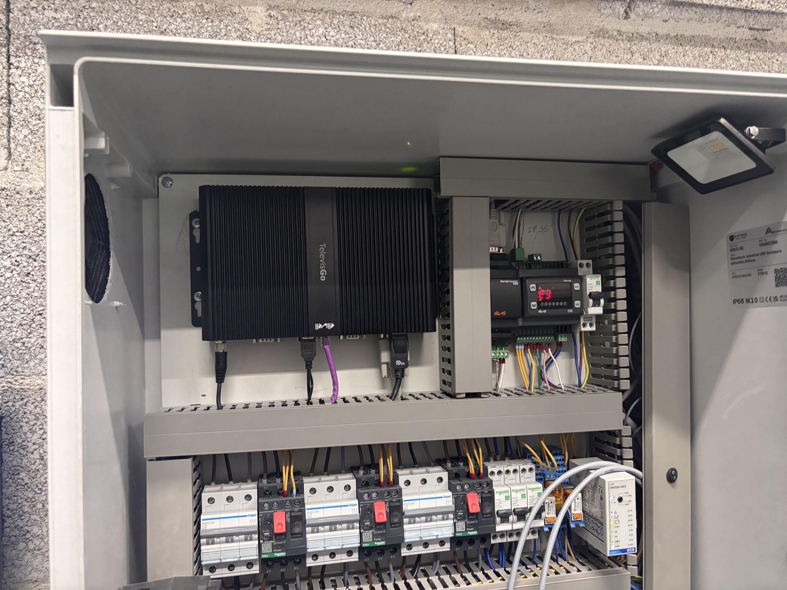 cuadro eléctrico para el control  dy gestión de la temperatura de toda la instalación con equipamiento Eliwell en una fábrica de embutidos de Portugal
