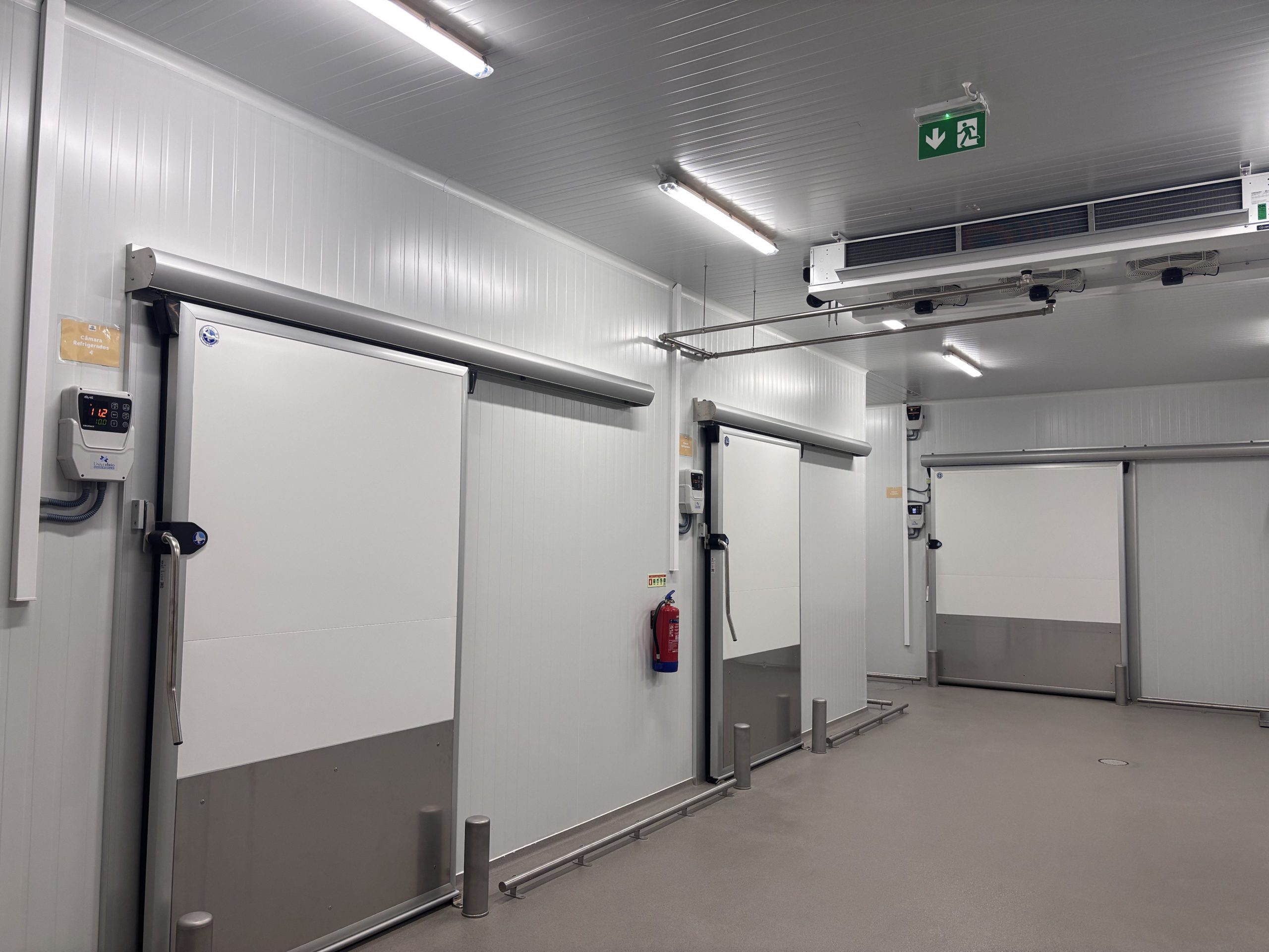 interior de una fábrica de embutidos de Portugal. Univerfrio instala equipamiento Eliwell en las cámaras