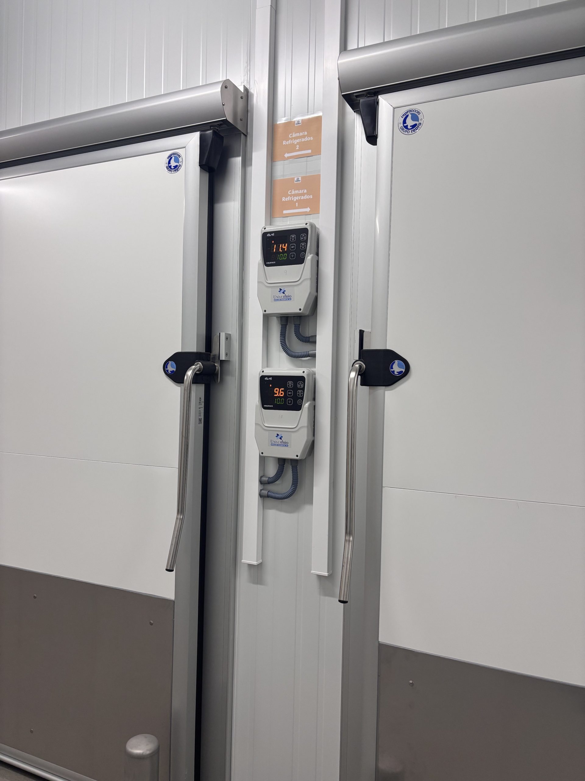 Imagen de la parte exterior de una cámara de una fábrica de embutidos de Portugal con controles de temperatura de Eliwell en la puerta